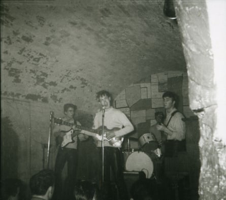 The Beatles tocando en el Cavern Club en julio de 1961