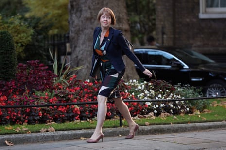 Wendy Morton, la Chief Whip, llegando a Downing Street para la reunión del gabinete de esta mañana.