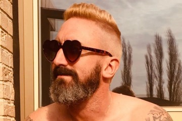 El tres veces ganador del Man Utd luce irreconocible con su barba hípster y su cabello decolorado