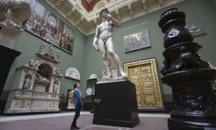 Un visitante observa un molde del David de Miguel Ángel en el Weston Cast Court del V&A.