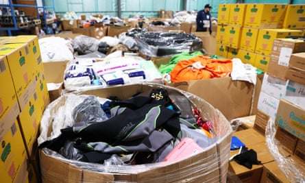 The Big Hoose está almacenando alimentos y productos que van desde artículos de tocador, productos sanitarios, artículos para el hogar y muebles hasta ropa para familias necesitadas como parte de un proyecto que involucra a Amazon y organizaciones benéficas.