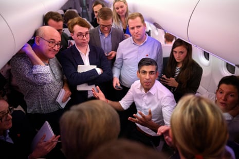 Rishi Sunak hablando con los periodistas en su avión a Bali.