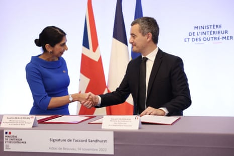 Suella Braverman le da la mano a Gérald Darmanin, ministro del Interior de Francia, después de que ambos firmaran el nuevo acuerdo para solicitantes de asilo en París.