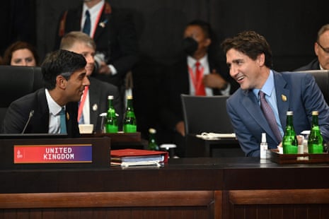 Sunak habla con el primer ministro canadiense Justin Trudeau (derecha) durante una cumbre de la Asociación de Infraestructura e Inversión Global.
