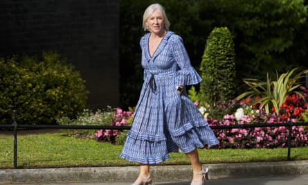 La exsecretaria de Cultura Nadine Dorries, vista llegando a Downing Street en julio de 2022, se encuentra entre las que se cree que están compitiendo por un título nobiliario en la lista de honores de renuncia de Boris Johnson.