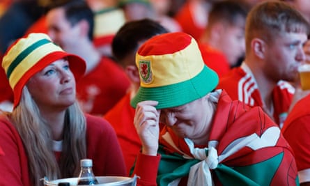Aficionados de Gales reaccionan después de que su equipo concediera un gol en su partido de la Copa del Mundo