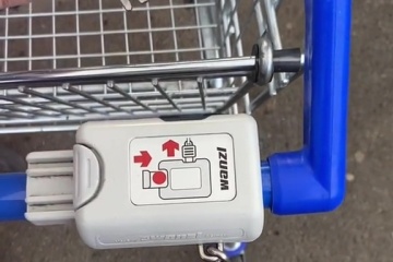 La gente apenas se da cuenta de cómo desbloquear un carrito de supermercado sin una moneda de £ 1