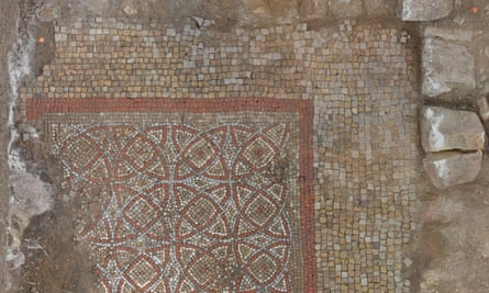 Un mosaico recién encontrado en el sitio.