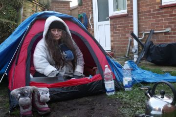 Tuve que dormir en una TIENDA porque mi casa llena de moho me enferma