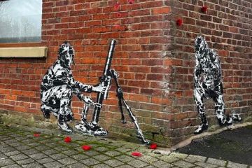 Mural de 'Banksy' aparece en la pared de un bar después de ser pintado en medio de la noche