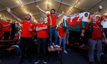 Los aficionados al fútbol se reunieron en el Swansea Fan Park para ver Gales v EE. UU. el lunes 21 de noviembre.