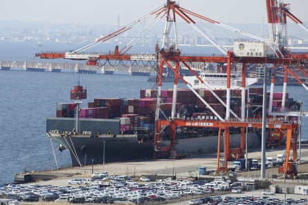 Un buque portacontenedores en el puerto de Kawasaki, cerca de Tokio, el 9 de marzo de 2022.