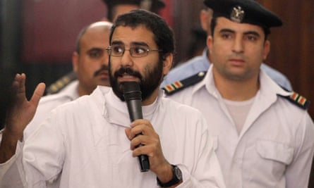 Alaa Abd el-Fattah hablando en la corte durante su juicio en El Cairo en 2014.