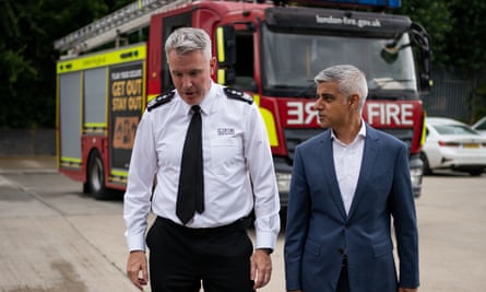 El alcalde de Londres, Sadiq Khan, y el comisionado de bomberos de Londres, Andy Roe.