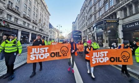 Manifestantes de Just Stop Oil bloquean el tráfico en el centro de Londres