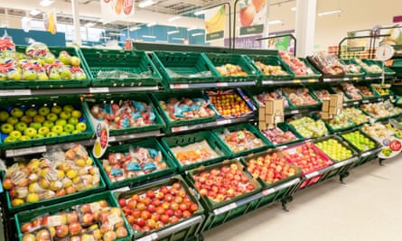Manzanas en el pasillo de frutas en un supermercado Tesco