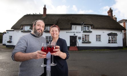 Arwen Beaton (derecha) tabernero en Digger's Rest en Woodbury Salterton, Devon, con Daniel Kelly.
