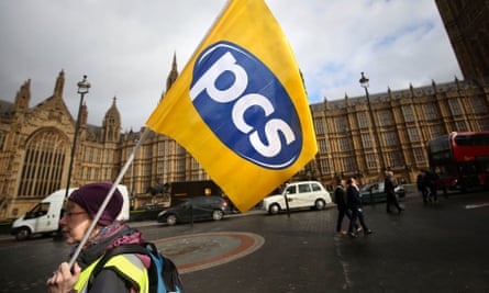 Manifestantes del Sindicato de Servicios Públicos y Comerciales protestan frente a las Casas del Parlamento en Londres.