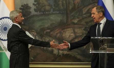 El indio S. Jaishankar y el ruso Sergei Lavrov después de las conversaciones en Moscú el 8 de noviembre.
