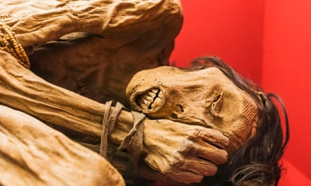 El cuerpo momificado del Hombre Chimú (Perú 1200-1400) es parte de las exhibiciones de la Colección Wellcome.