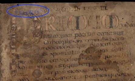 Nombre grabado en el manuscrito.