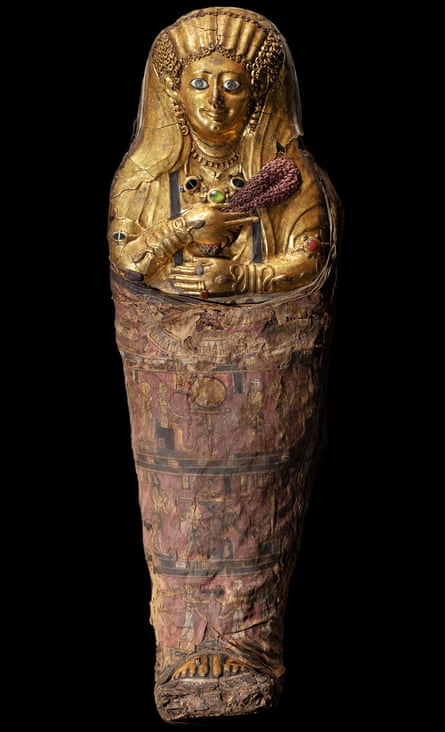 La momia dorada de un niño, en la exposición 
