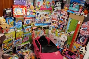 Mi hijo de cuatro meses tiene muchos regalos de Navidad... muchos dicen que estoy loca