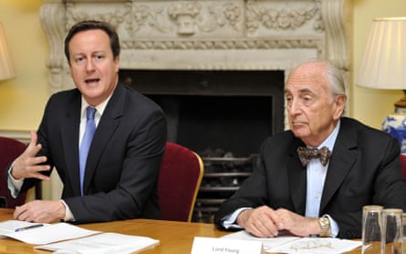 El entonces primer ministro David Cameron y Lord Young en el número 10 de Downing Street en 2010.