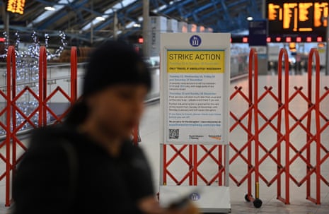 Plataformas cerradas en la estación de Waterloo en Londres esta mañana debido a la huelga ferroviaria.