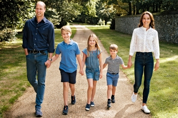 Kate y William comparten una nueva foto de tarjeta navideña de ellos tomados de la mano con niños