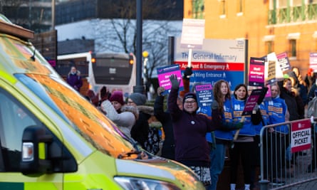 Las enfermeras del NHS aplauden mientras una ambulancia hace piquetes frente a la enfermería general de Leeds