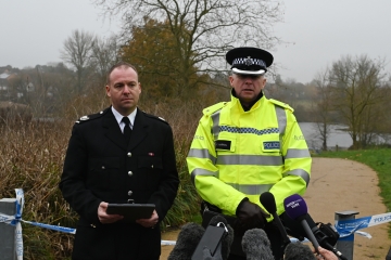 Policía emocional dice que trató de romper el hielo para salvar a los niños