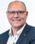Neville Hounsome, Director de Personas a Nivel de Junta.