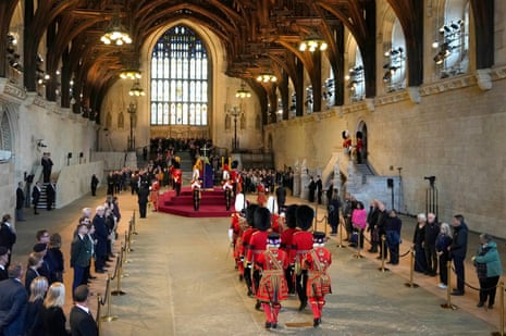 Los miembros del público desfilan frente al ataúd de la reina Isabel II, acostado en el catafalco en Westminster Hall, en el Palacio de Westminster.