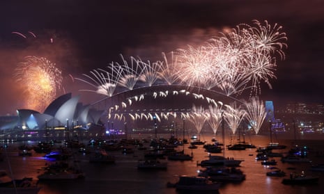 Los fuegos artificiales de Nochevieja iluminan el cielo en la Ópera de Sídney.
