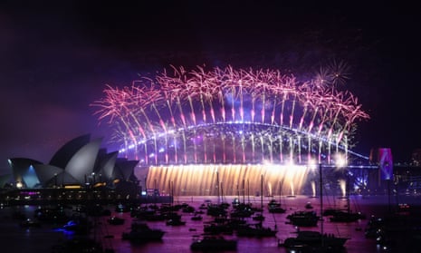 Los fuegos artificiales de Nochevieja iluminan el cielo en la Ópera de Sídney.
