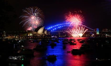 Celebraciones de Año Nuevo en SydneyLos primeros fuegos artificiales estallan sobre la Ópera de Sydney durante las celebraciones de Año Nuevo.