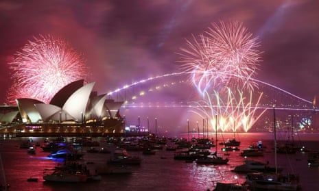Los 'fuegos artificiales familiares', que tienen lugar tres horas antes de la medianoche de cada año antes del espectáculo principal de la medianoche, llenan el cielo sobre la Ópera de Sídney en la víspera de Año Nuevo.