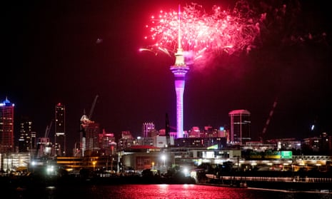 Los fuegos artificiales estallan sobre la Sky Tower en el centro de Auckland cuando comienzan las celebraciones de Año Nuevo en Nueva Zelanda, el domingo 1 de enero de 2023. (Dean Purcel/NZ Herald vía AP)