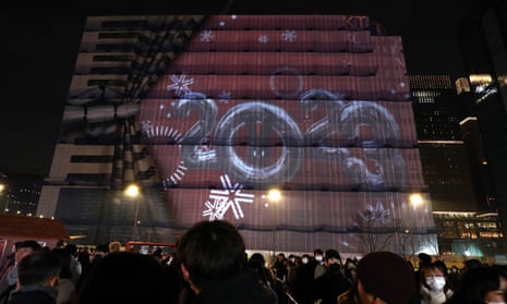 Los miembros del público se reúnen para celebrar el Año Nuevo en la plaza Gwanghwamun.