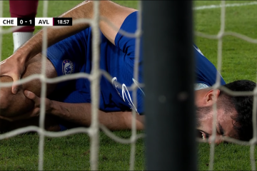 Broja del Chelsea grita de dolor y se estira tras lesión de Villa