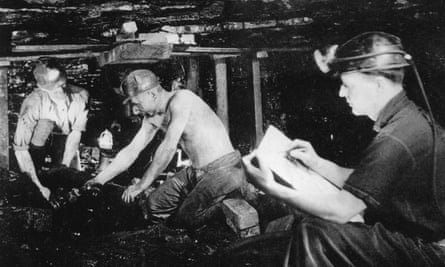 Henry Moore dibujando a dos mineros en la mina de carbón de Wheldale en 1942