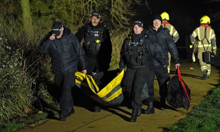 Policía en la escena de Babbs Mill Park.