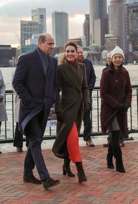 El príncipe y la princesa de Gales con la alcaldesa Michelle Wu durante una visita a las defensas del puerto de Boston para conocer cómo la ciudad está lidiando con el aumento del nivel del mar.