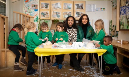 Wendy Yianni, directora y Nawal Filali, subdirectora de College Green Nursery School en el norte de Londres.