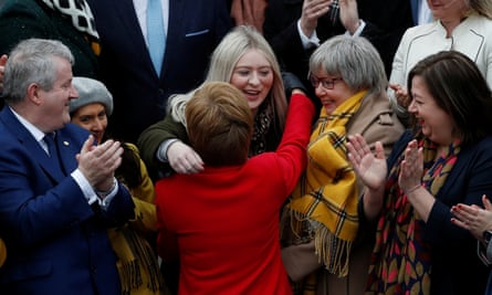 La primera ministra escocesa, Nicola Sturgeon, besa a la diputada de East Dunbartonshire, Amy Callaghan, fuera del Museo V&A en Dundee el 14 de diciembre de 2019.