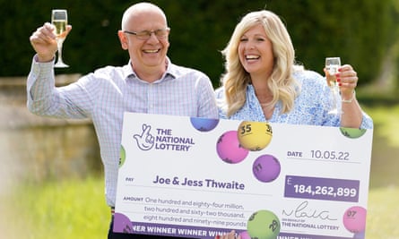 Joe Thwaite, de 49 años, y Jess Thwaite, de 46, de Gloucestershire celebran después de ganar el premio mayor récord de Euromillones