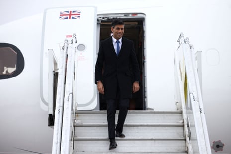 Rishi Sunak baja de su avión en el Aeropuerto Internacional de Riga en Letonia esta mañana.