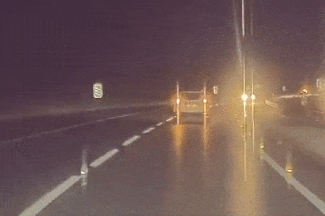 Momento en que los automóviles se ven obligados a desviarse cuando el conductor acelera en la dirección equivocada en una carretera de doble calzada