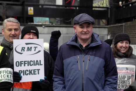 Mick Lynch en un piquete de RMT en la estación de Euston